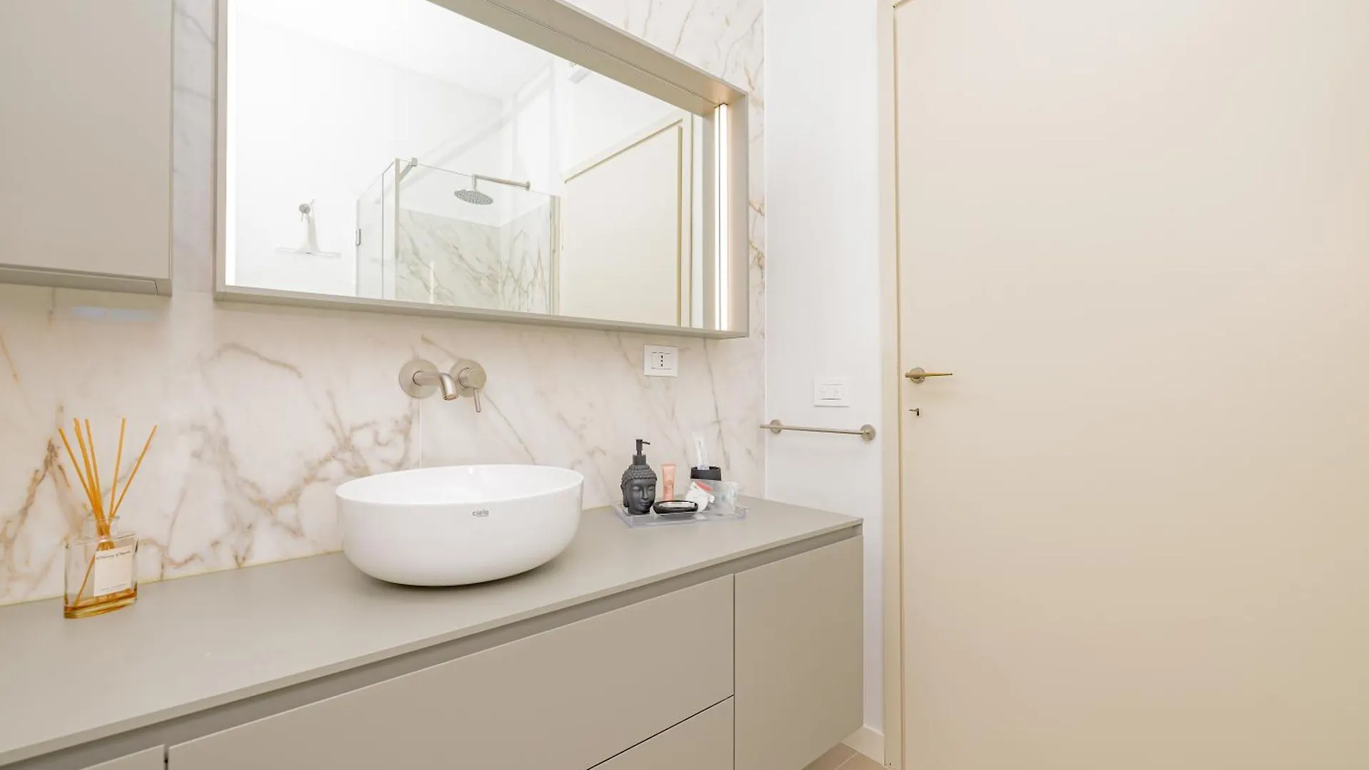 Elegance & Comfort Central Station 500Mt -15Minuti Duomo Milan 0*,  Italy